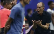 Thomas Tuchel, seleccionador de Inglaterra, reclama una decisión durante el partido ante Argentina por la semifinal del Mundial 2026.
