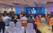 Representantes del sector cosmético se reúnen en un congreso.