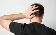 La psoriasis en el cuero cabelludo puede ser una señal de artritis psoriásica, por lo que es importante consultar con un médico sobre su aparición.