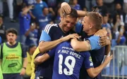 Juan Pablo Ruiz se abraza a Cristian Nasuti y Javier Klimowicz en Emelec.
