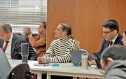 Priscila Burneo junto a su abogado defensor, Felipe Rodríguez, en uno de los días de la audiencia de juicio por el caso Sinohydro.