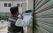 Funcionario municipal colocó un sello de clausura en obra que se realiza en el Barrio del Astillero, sur de Guayaquil.