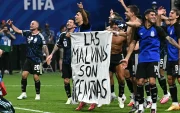 Los jugadores argentinos sostienen una pancarta con el lema "Las Malvinas (Islas Falkland) pertenecen a Argentina", tras ganar el partido de semifinales del Mundial de Fútbol, el 15 de julio de 2026.