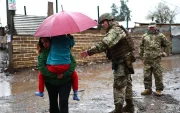 Integrantes del Ejército de Chile evacúan un campamento que presenta riesgo de inundación en la ribera del río Mapocho en Talagante (Chile).