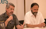 Xavier Michelena, a la derecha, en un encuentro literario como referente cultural.