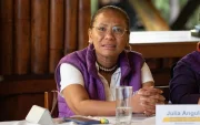 La ministra Julia Angulo Girón busca la Prefectura de Esmeraldas por el movimiento ADN mientras afronta un juicio por presunto peculado.