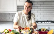Si el objetivo es incrementar el consumo de fibra, los especialistas coinciden en que alimentos como el aguacate son una buena opción.