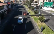 Leonardo Tituaña hace trabajo de campo; con su celular monitorea y confirma el número de vehículos que circulan por hora en la 6 de Diciembre y El Inca, en Quito.