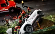 Un vehículo habría caído hacia la avenida Mariscal Sucre, en Quito. El siniestro dejó tres fallecidos y ocho heridos, según Bomberos.