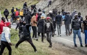 Varios hombres lanzan piedras durante los enfrentamientos con los partidarios del exvicepresidente y líder de la oposición en Nairobi el 21 de agosto de 2025.