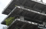 Fotografía que muestra las ruinas del antiguo edificio de una biblioteca en el centro histórico en San Salvador (El Salvador).