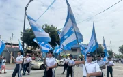 Los estudiantes desfilaron en el Barrio Garay.