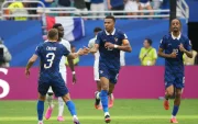 Kylian Mbappé (c) celebró 2 goles en la derrota de Francia 3-5 ante Inglaterra.