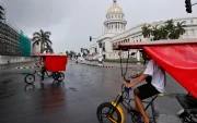 Un par de bicitaxis fue captado este 11 de julio frente al Capitolio de La Habana (Cuba), mientras el país padece el segundo apagón eléctrico nacional de esta semana y el cuarto del año.