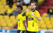 Darío Benedetto celebra su gol ante Libertad.