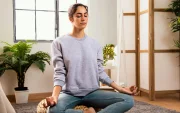 El origen espiritual del yoga genera cuestionamientos sobre su adaptación a otras creencias.