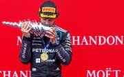 Andrea Kimi Antonelli de Mercedes besa el trofeo de ganador del Gran Premio de Bëlgica.