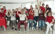 Hinchas españoles apoyaron a su selección a la distancia.