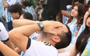 Aficionado de Argentina se lamenta durante el partido contra España.