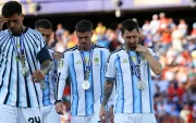 Lionel Messi (d.), Rodrigo De Paul y Enzo Fernández con las medallas de plata.