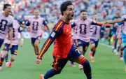 Ferran Torres celebra su gol mientras la afición española estalla de júbilo.