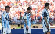 Lionel Messi (c) de Argentina durante la premiación del segundo lugar del Mundial de la FIFA 2026, junto a otros de sus compañeros.