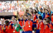 El capitán de la selección española Rodri levantó la copa ante el grito y algarabía de sus compañeros.