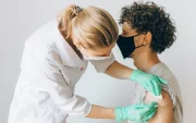 Referencial. Vacunación en Cuenca como parte de la vigilancia epidemiológica del MSP ante un caso sospechoso de sarampión.