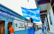 Banderas y calles coloniales en Las Peñas acompañan la agenda cultural y artística de las Fiestas Julianas en Guayaquil.