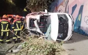 Un vehículo con 11 ocupantes cayó hacia la avenida Mariscal Sucre, en el sector de El Condado.