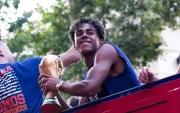 Lamine Yamal exhíbe el trofeo Mundial durante los festejos de la selección española en Madrid.