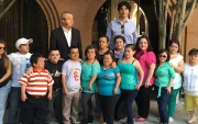 Jaime Guevara-Aguirre (atrás, a la izquierda) junto a varios participantes del estudio Laron en la Escuela de Gerontología Leonard Davis de la USC en Los Ángeles