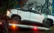 El vehículo cayó aproximadamente 10 metros desde una vía superior hacia la avenida Mariscal Sucre, en el sector de El Condado.