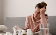 Los dolores de cabeza y la fatiga son síntomas comunes de anemia.