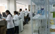 La realidad en los hospitales públicos y del Seguro Social es devastadora. No hay fármacos, escasean los insumos médicos, las camas y equipos permanecen dañados y el personal sanitario trabaja con las manos atadas.