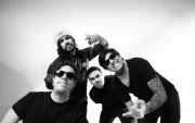 Habitantes de Papel está formado por el guitarrista Jorge Oviedo, el bajista Adrián Contreras, el baterista Cristopher López y el cantante y guitarrista Christian Contreras.