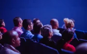 El artículo plantea recuperar los cine fórum y mejorar las condiciones de las salas para incentivar el regreso del público al cine.