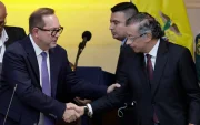 El presidente del Congreso, Lidio García (i), saluda al presidente saliente de Colombia, Gustavo Petro, durante la instalación del nuevo Congreso este lunes, en Bogotá (Colombia).