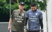 Hernán Torres y el guardameta de Orense SC en una sesión de entrenamiento.