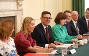 El primer ministro británico, Andy Burnham (C), con ministros durante su primera reunión de gabinete como primer ministro en Londres,  el 21 de julio de 2026.