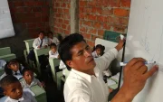 La educación es la base del desarrollo de una sociedad. Por ello lo fundamental en una buena educación es formar buenos ciudadanos que contribuyan a construir un mejor país.