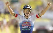 El belga Remco Evenepoel (Red Bull - Bora - Hansgrohe) celebra su victoria mientras cruza la línea de meta en la etapa 15.