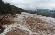 Fotografía que muestra una calle afectada por el desborde de la quebrada Los Loros este lunes, en Puente Zorrilla en La Serena (Chile).