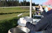 Técnicos de Agrocalidad inspeccionan litros de leche.