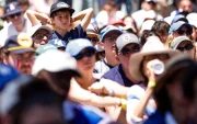 Aficionados franceses reaccionan mientras siguen el partido de semifinales del Mundial 2026 entre Francia y España.