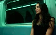 Norwood apareció por primera vez en mayo de 2025 en redes sociales como una joven actriz británica.