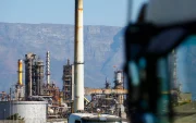 Imagen de archivo de la refinería de Chevron en Ciudad del Cabo, Sudáfrica, con la cordillera al fondo.