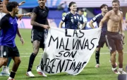 Jugadores argentinos con una pancarta  "Las Islas Malvinas son argentinas"