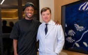 El dermatólogo Alessandro Alarcão posa junto a Vinícius Jr. tras el procedimiento de armonización facial realizado en Brasil.