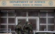 Policía custodiando a las afueras del Centro Metropolitano de Detención donde se encuentran recluidos el depuesto líder de Venezuela, Nicolás Maduro, y su esposa en Brooklyn, Nueva York (EE.UU.).